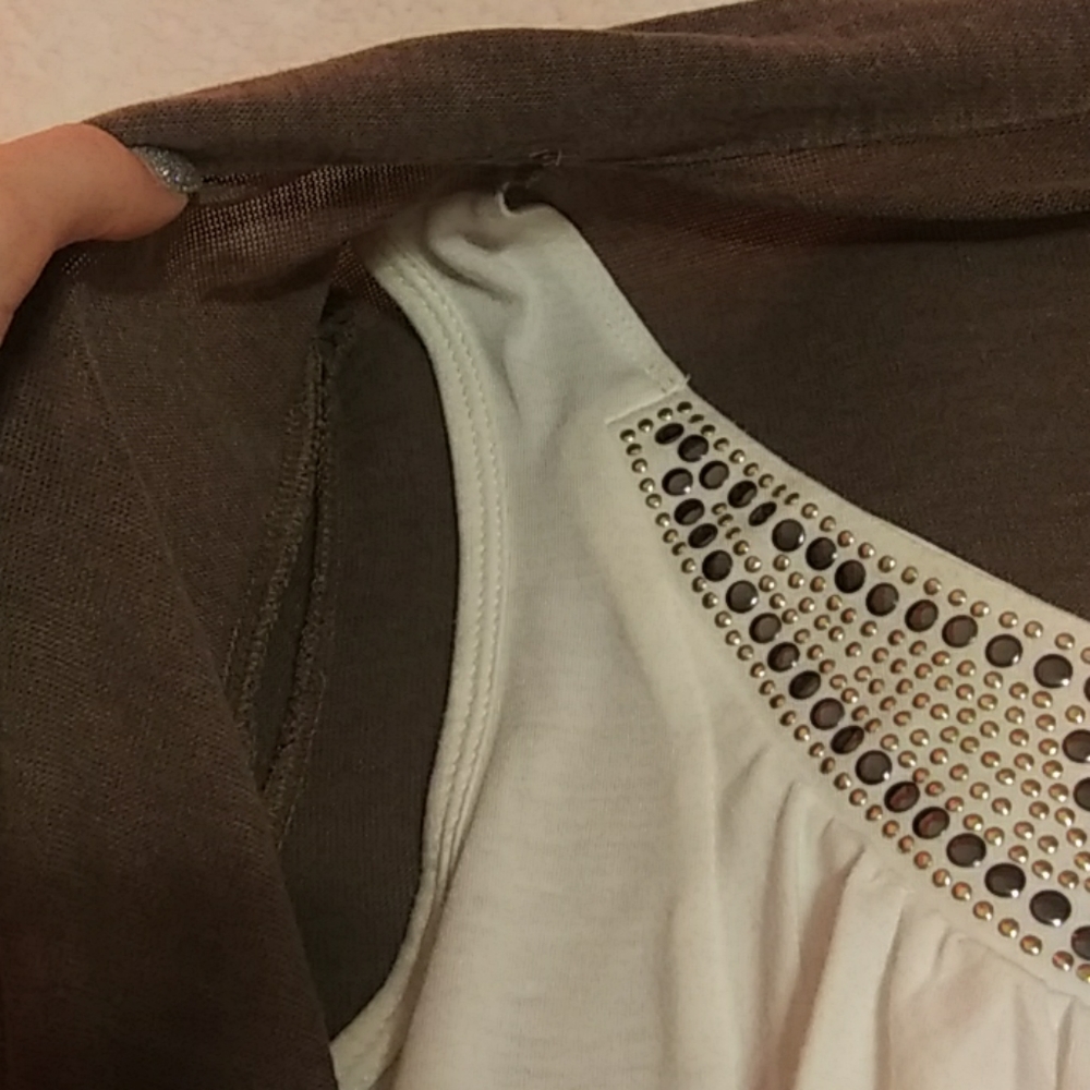 LIKE NEW Blouse Size Medium. - Picture 5 of 6